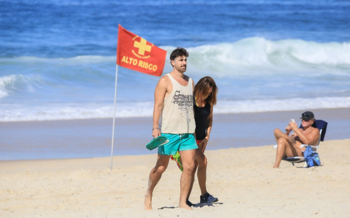 Reynaldo Gianecchini curte dia de praia no Leblon, na Zona Sul do Rio, na manh&atilde; desta ter&ccedil;a-feira