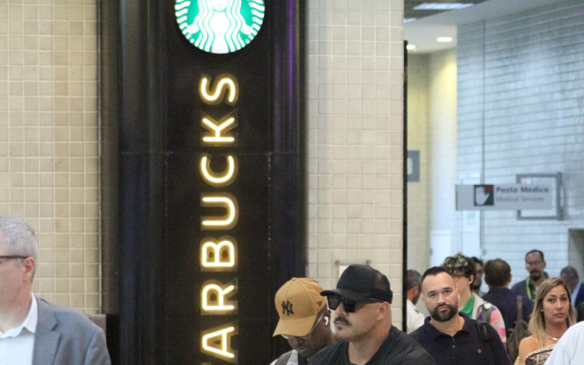 Thiaguinho desembarca no aeroporto Santos Dumont, no Rio, na manh&atilde; desta ter&ccedil;a-feira