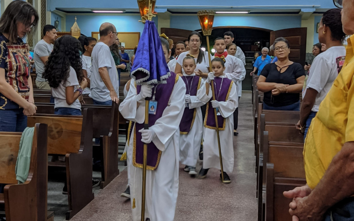 Procissão do Senhor dos Passos na Paróquia Nossa Senhora Aparecida, em Guapimirim