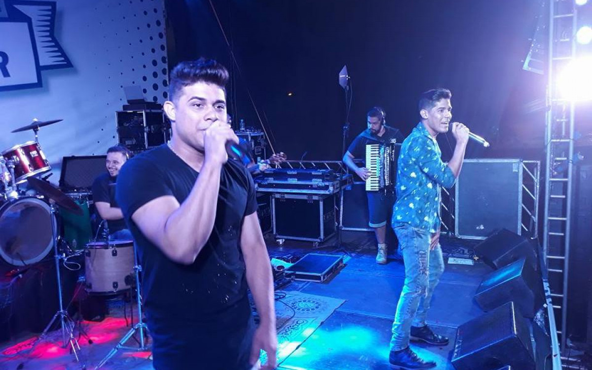 Os irm&atilde;os Romulo e Ricardo fazem um show durante a Festa do Trabalhador em Guapimirim, em 2018