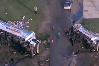 Caminhão de supermercado tomba na Avenida Brasil, sentido Santa Cruz