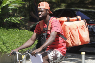 Entregador agredido por ex-atleta em São Conrado desfilará pelo Paraíso do Tuiuti