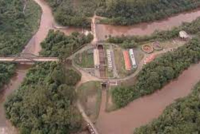 Rio que abastece 60% de Belo Horizonte amanhece com águas turvas e peixes mortos