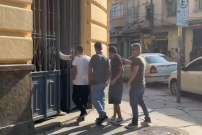 Trio de colombianos é preso por furtos de celulares no metrô