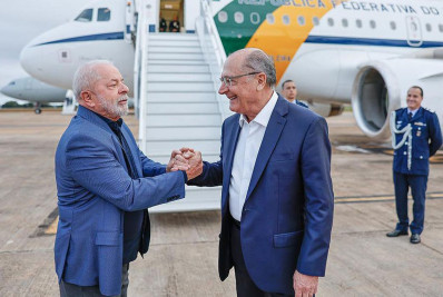 Lula viaja para a China com uma mala verde