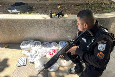 PM apreende pistola e drogas em ação com criminoso ferido em Belford Roxo
