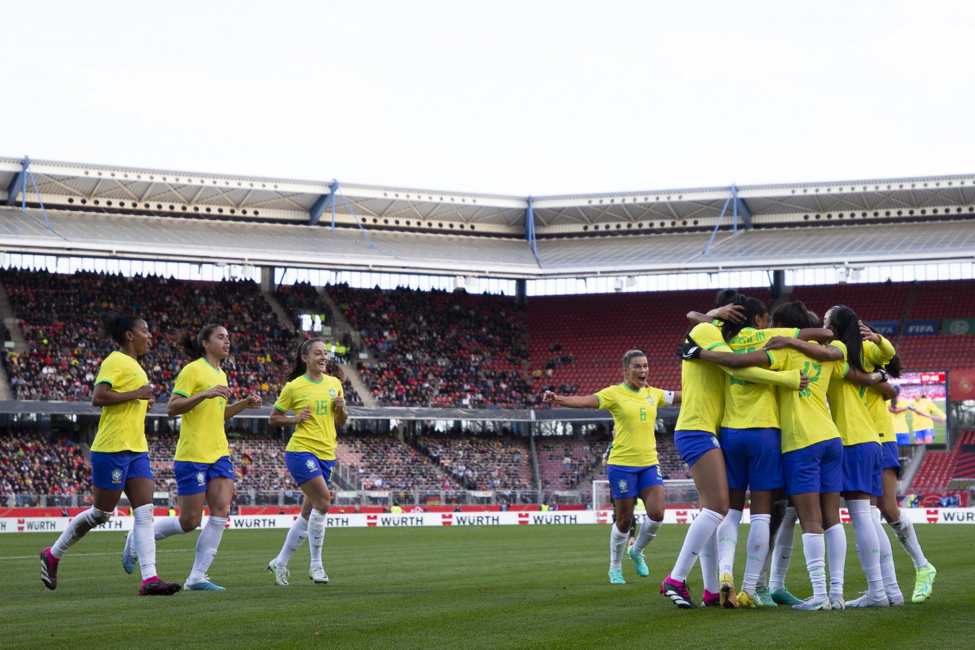 Jogadoras da seleção brasileira comemoram gol na vitória sobre a Alemanha - Foto: Thais Magalhães/CBF