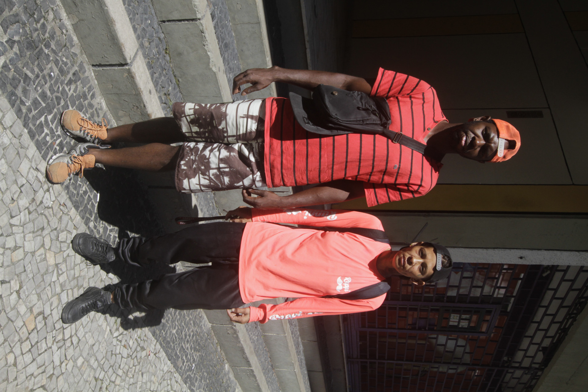 Entregadores que foram agredidos em São Conrado. Na foto, Max Ângelo e Viviane Maria. - Marcos Porto/Agencia O Dia