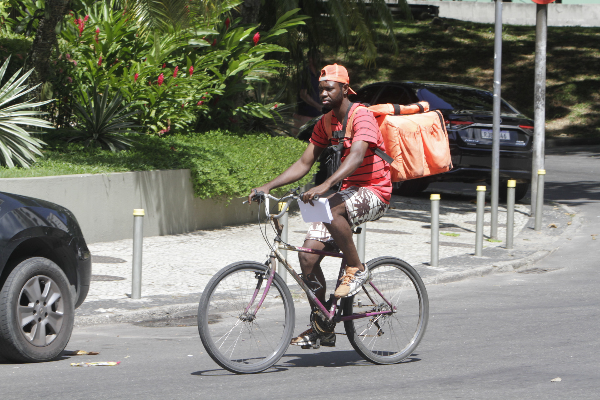 Entregadores que foram agredidos em São Conrado. Na foto, Max Ângelo. - Marcos Porto/Agencia O Dia