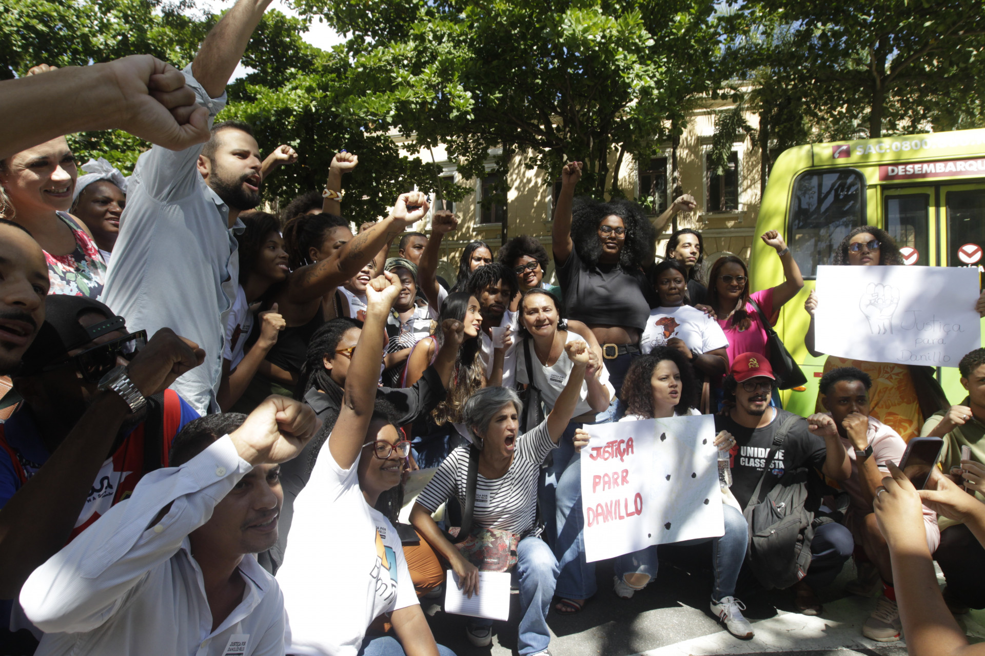 Caso de um homem negro que está sendo acusado injustamente de ter cometido um crime. Grupo faz manifestação no fórum de Niterói. - Reginaldo Pimenta / Agencia O Dia