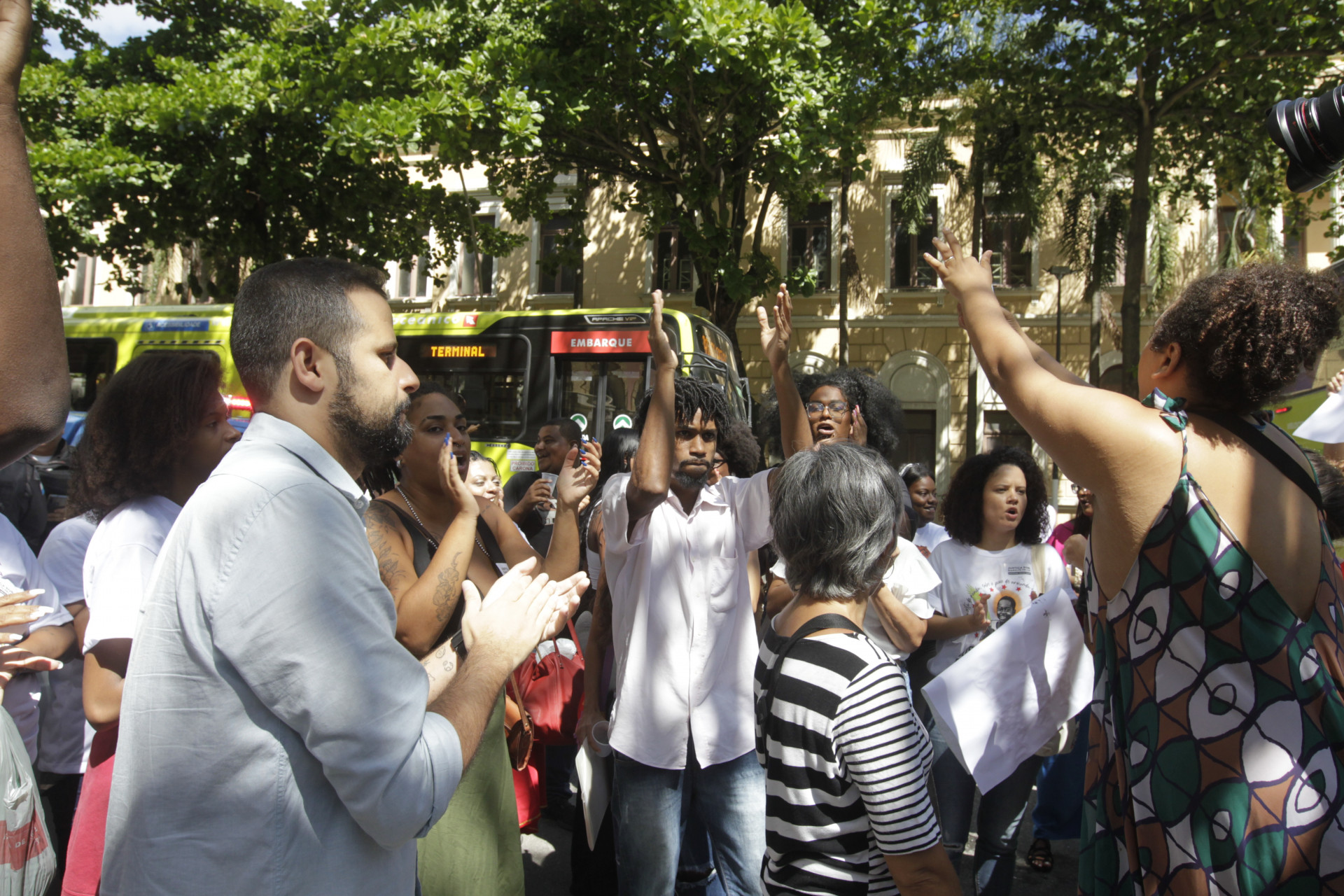 Caso de um homem negro que está sendo acusado injustamente de ter cometido um crime. Grupo faz manifestação no fórum de Niterói. - Reginaldo Pimenta / Agencia O Dia
