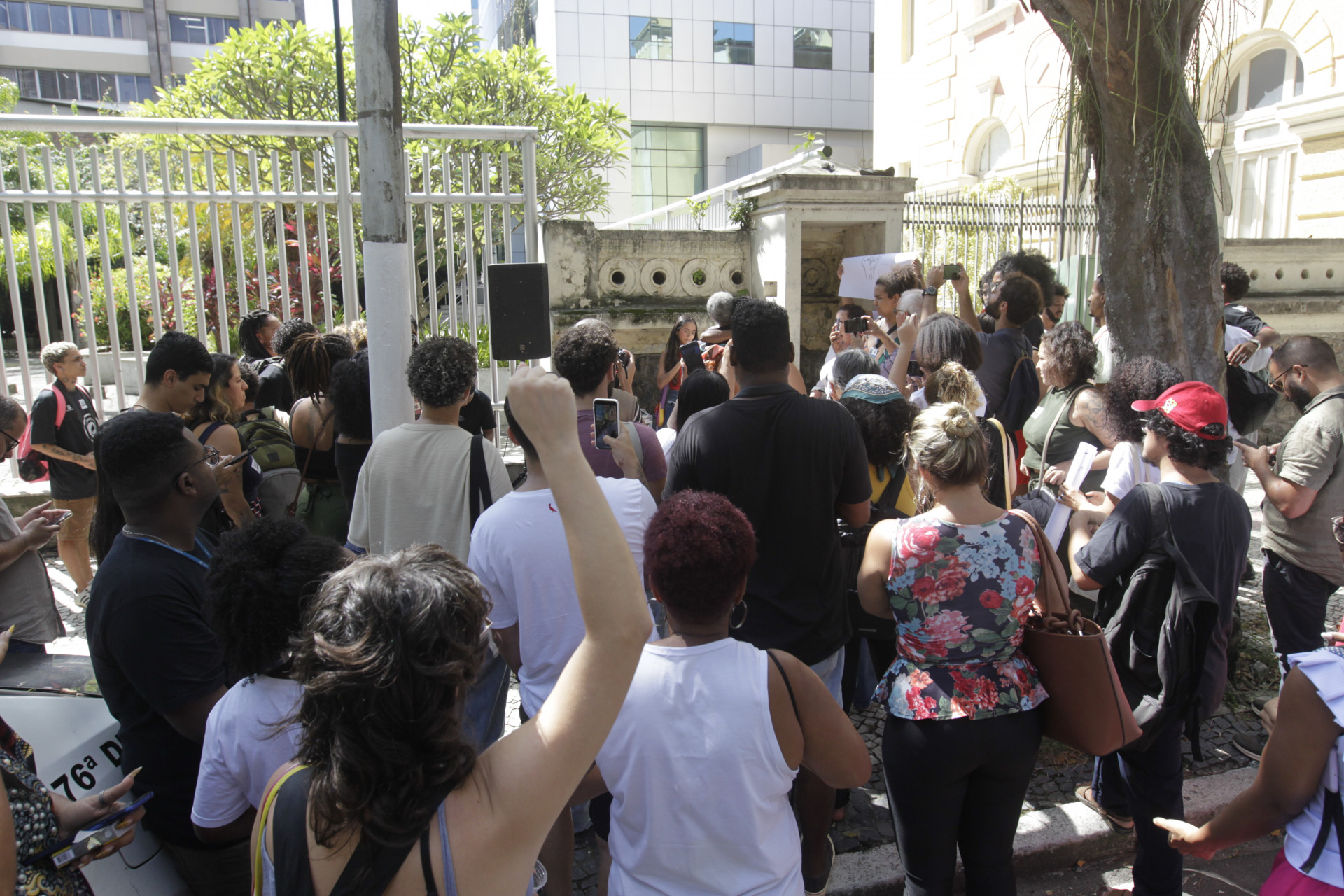 Caso de um homem negro que está sendo acusado injustamente de ter cometido um crime. Grupo faz manifestação no fórum de Niterói. - Reginaldo Pimenta / Agencia O Dia