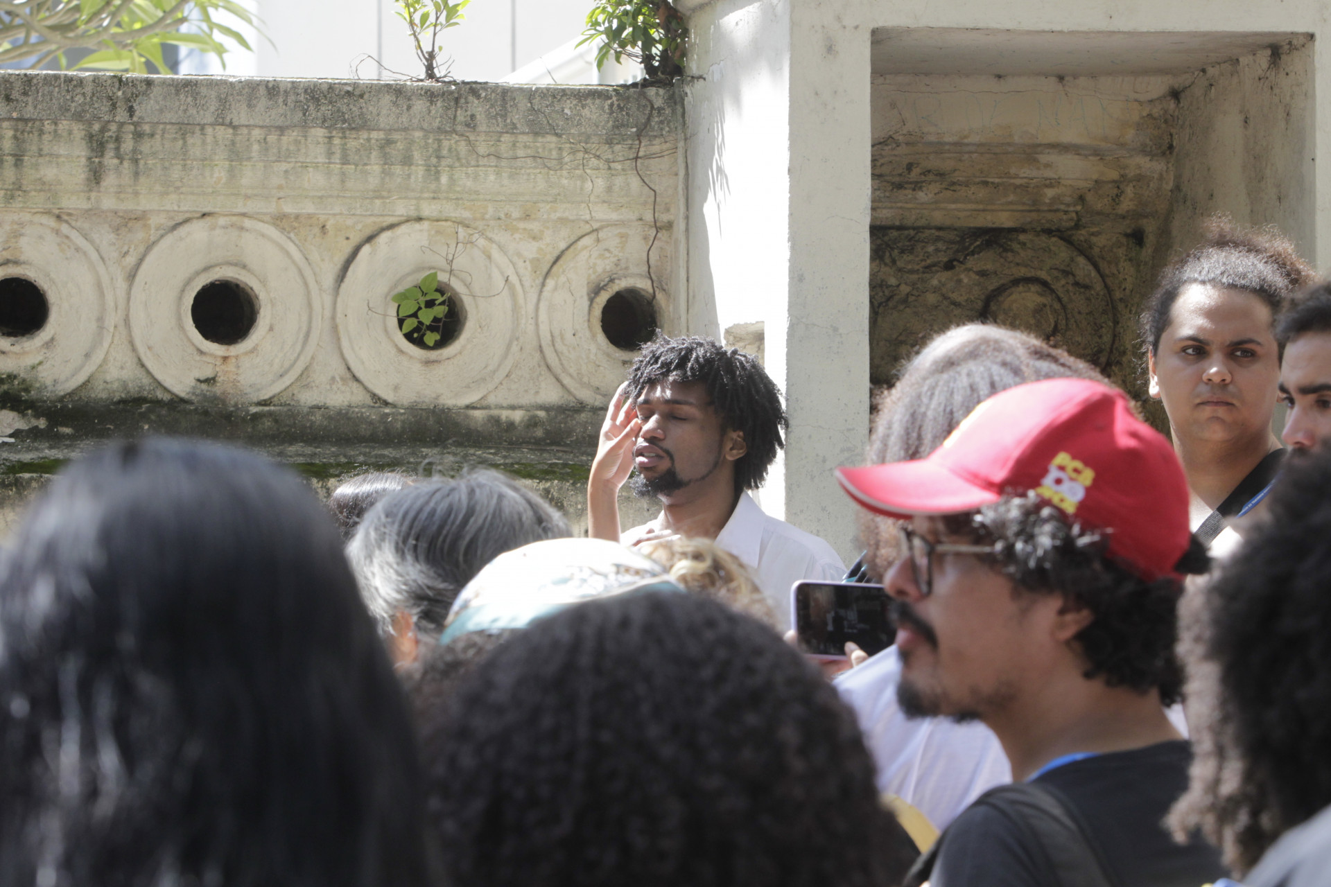 Caso de um homem negro que está sendo acusado injustamente de ter cometido um crime. Grupo faz manifestação no fórum de Niterói. Na foto, ao centro, de blusa branca, Danillo Félix.  - Reginaldo Pimenta / Agencia O Dia