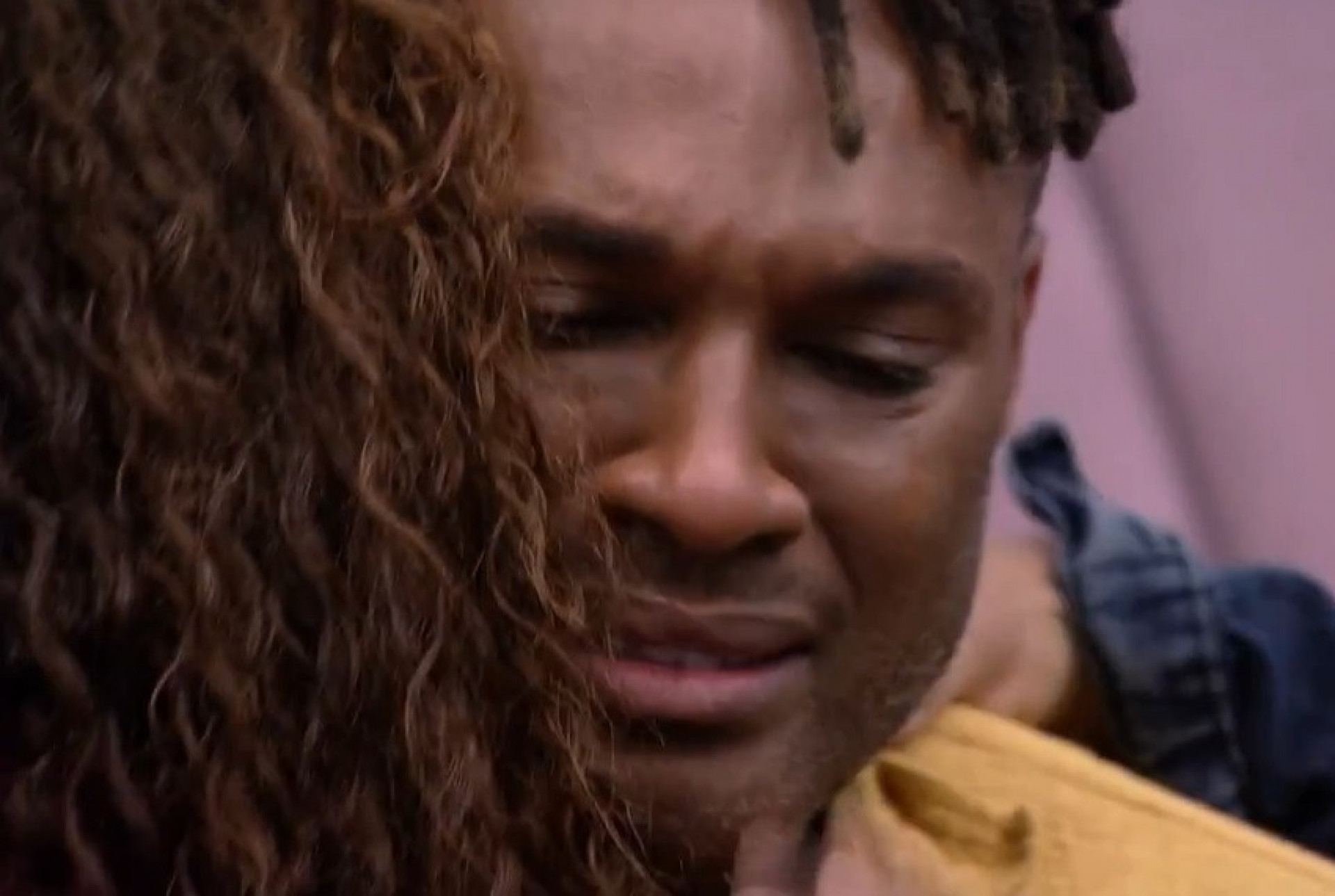 Fred desabafa com Domitila e Cezar no quarto fundo do mar  - Reprodução de vídeo / TV Globo