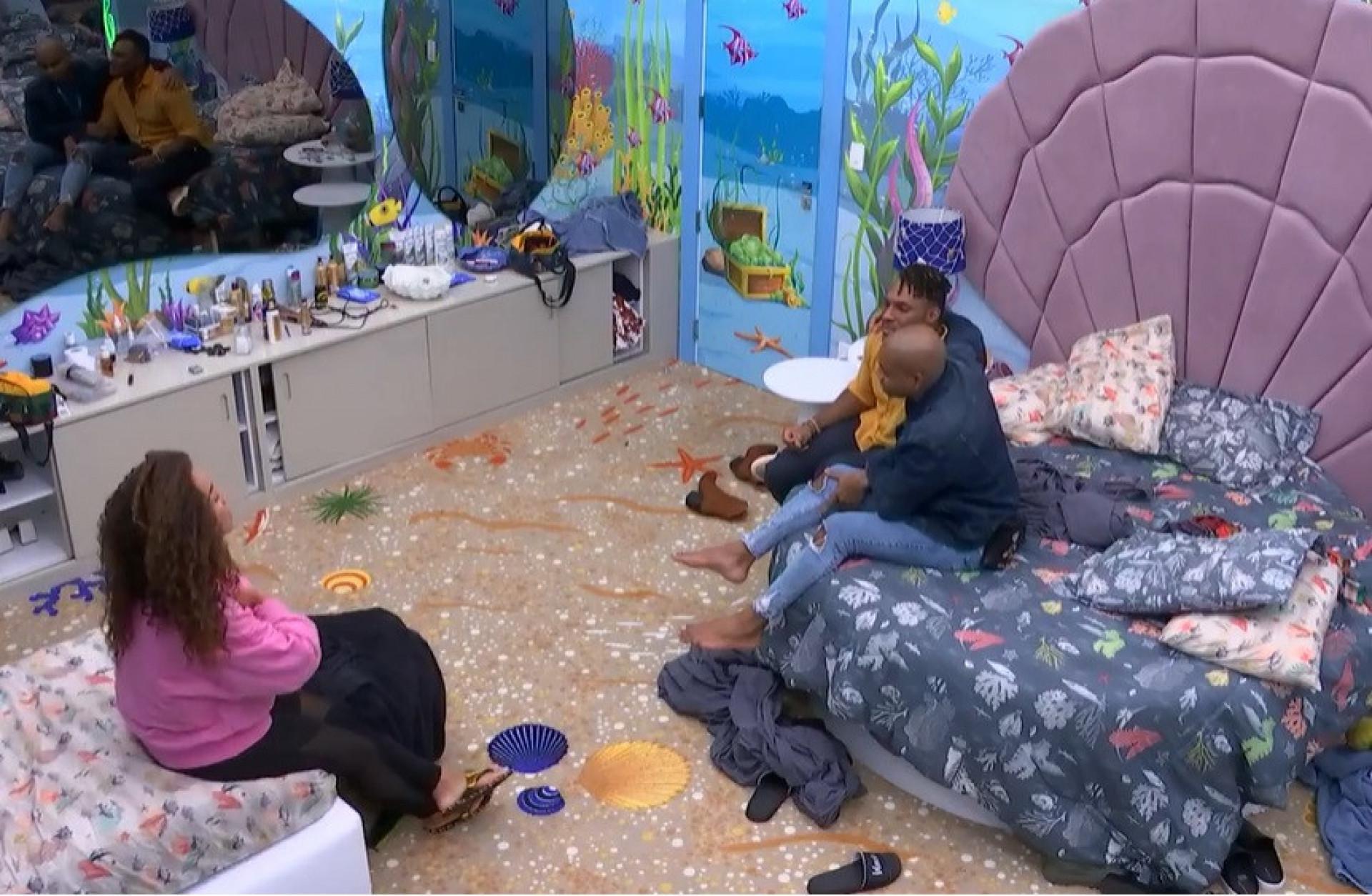 Fred desabafa com Domitila e Cezar no quarto fundo do mar  - Reprodução de vídeo / TV Globo