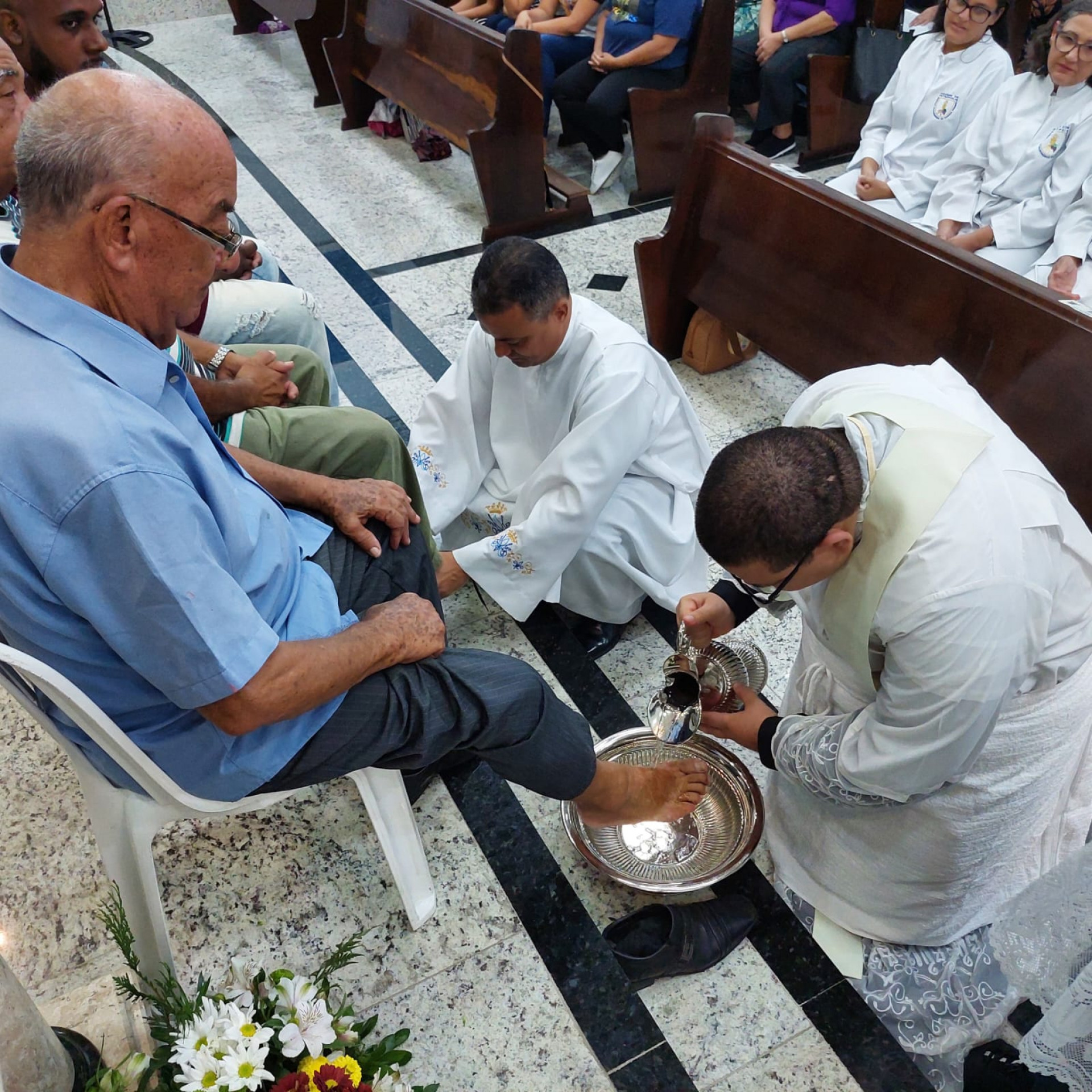Na Paróquia Nossa Senhora da Ajuda, os padres lavam os pés dos fiéis
