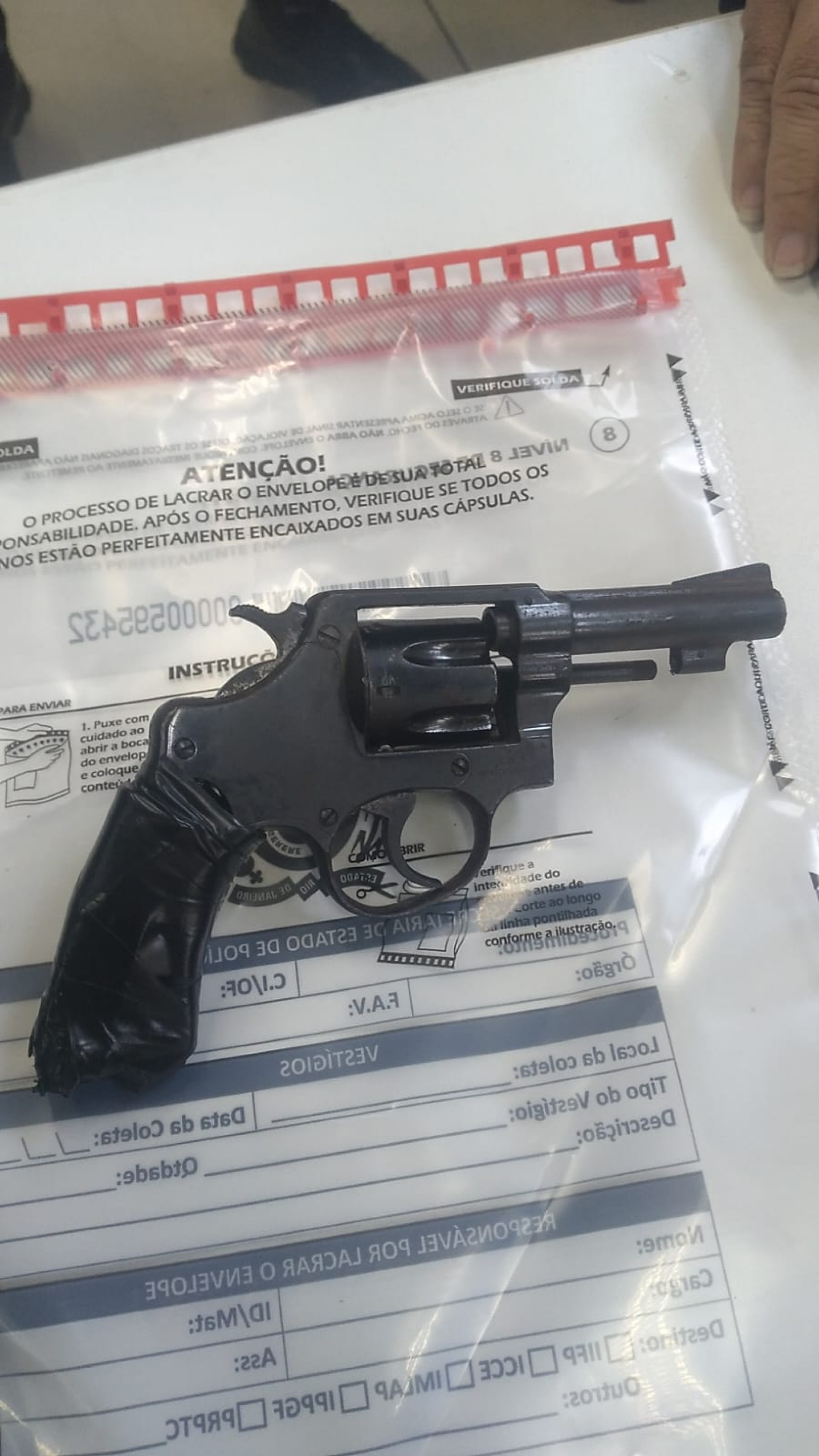 Um rev&oacute;lver calibre 32 foi apreendida com a dupla - Reprodu&ccedil;&atilde;o