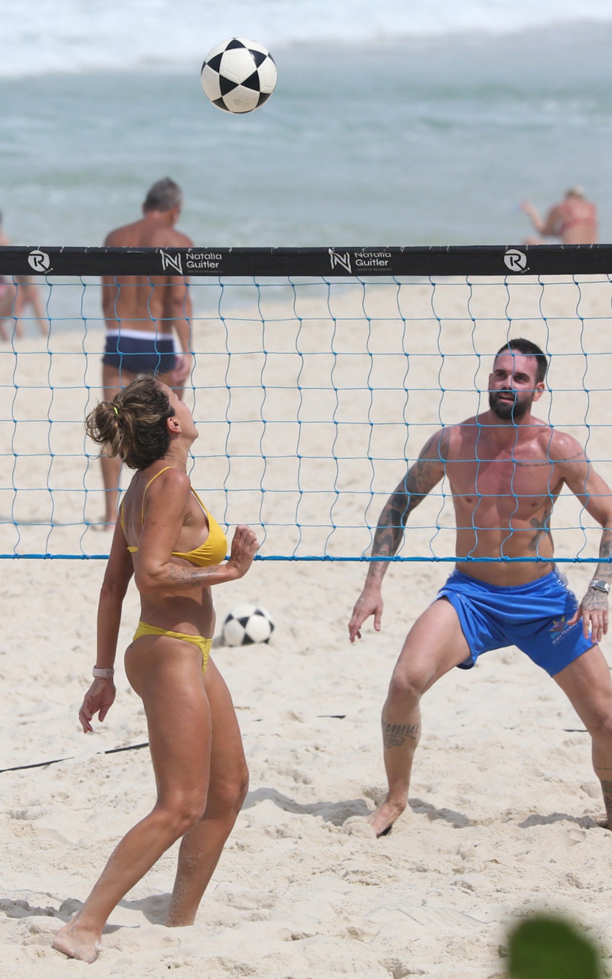B&aacute;rbara Coelho se exercita em praia da Zona Oeste 