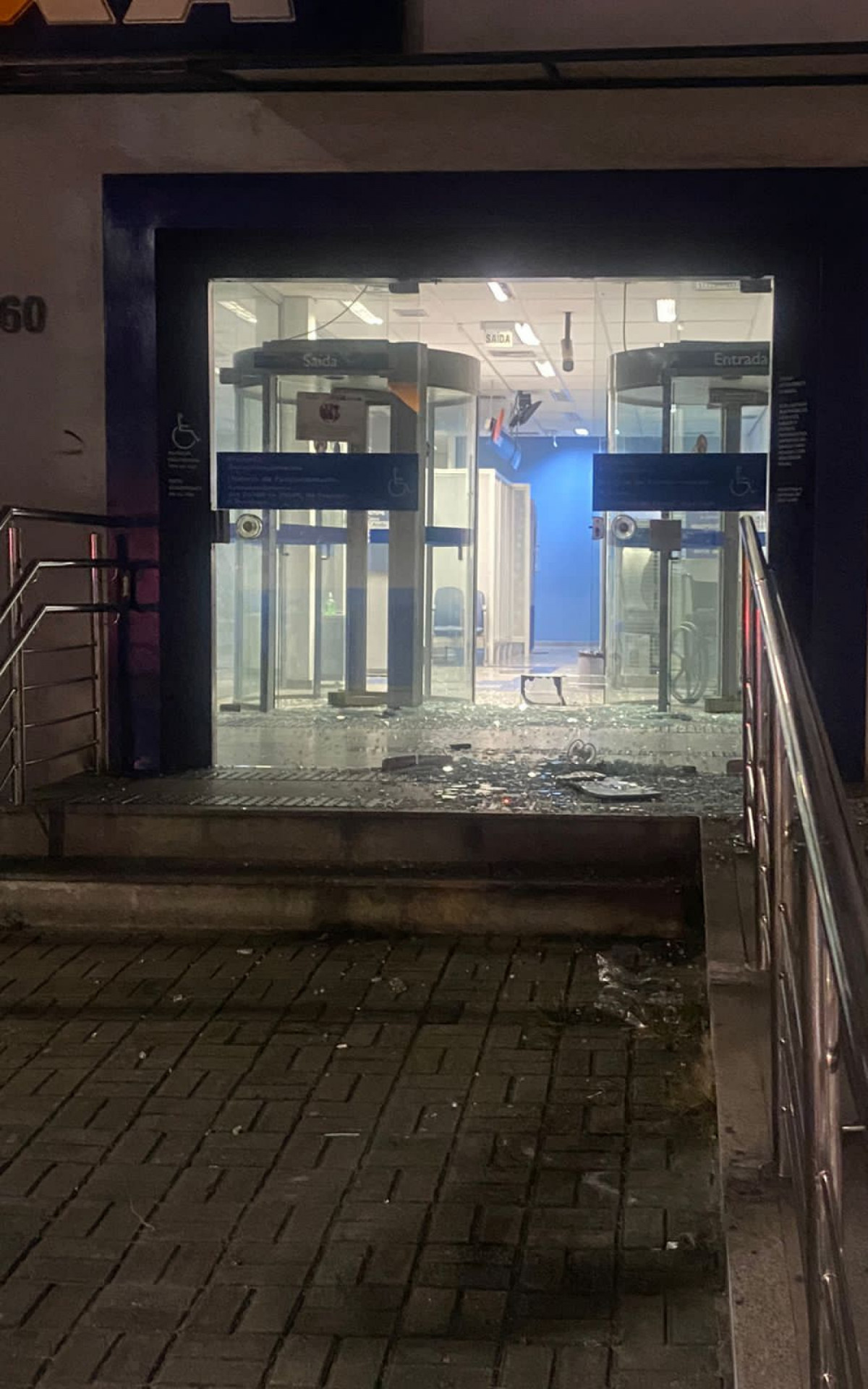 Fachada do banco ficou destru&iacute;da, mas criminosos n&atilde;o conseguiram levar nenhuma quantia - Reprodu&ccedil;&atilde;o/Redes Sociais