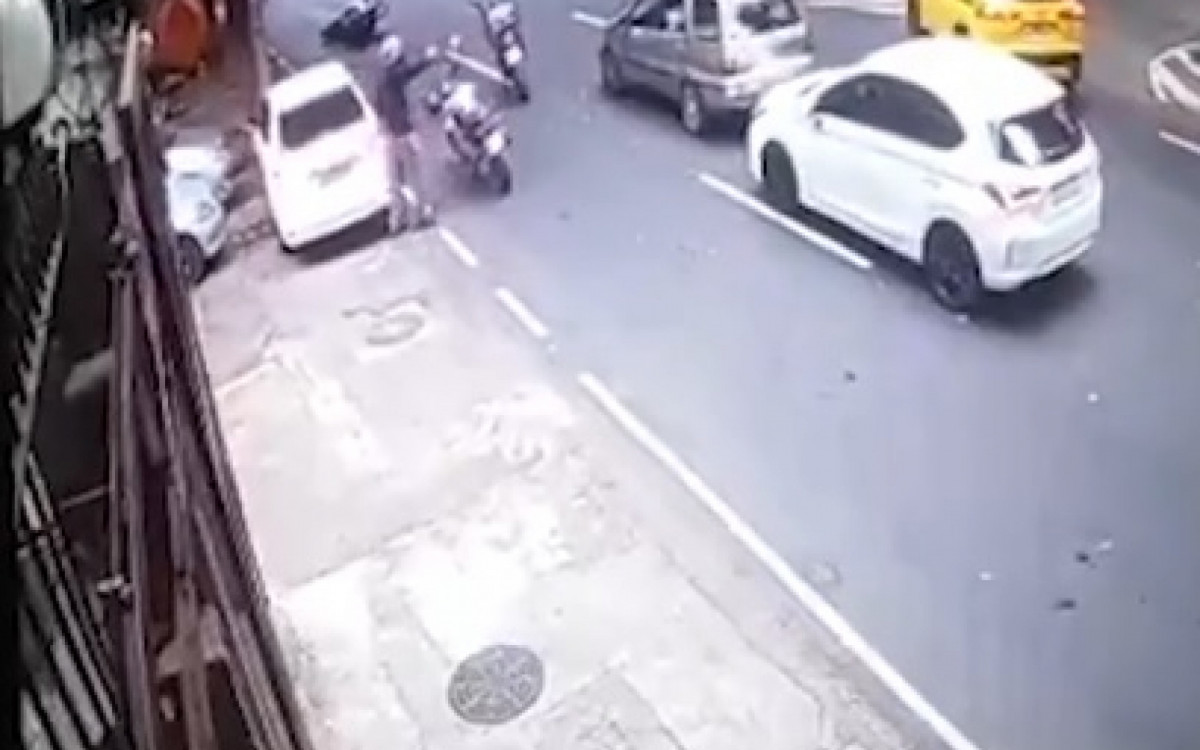 Um dos ladr&otilde;es (E) trocou tiros com o sargento da PM, no Humait&aacute;. Dois carros ficaram na linha de fogo