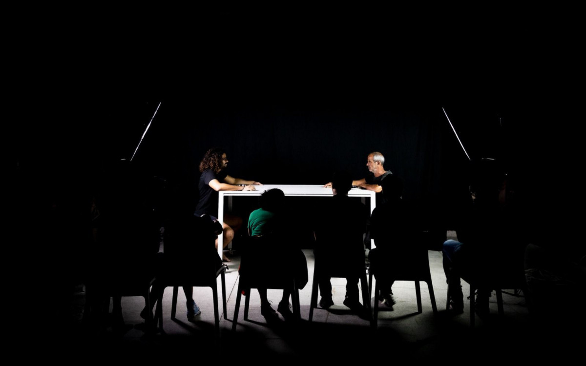 O espetáculo conta com um cenário imersivo e uma trilha sonora original, que transportam o público para um mundo de sensações e emoções. - Divulgação