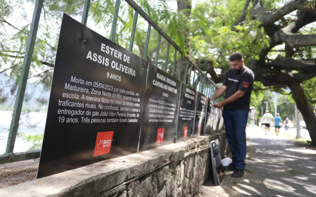 Placa colocada em mem&oacute;ria de Ester de Assis Oliveira, de 9 anos, morta durante confronto entre criminosos rivais
