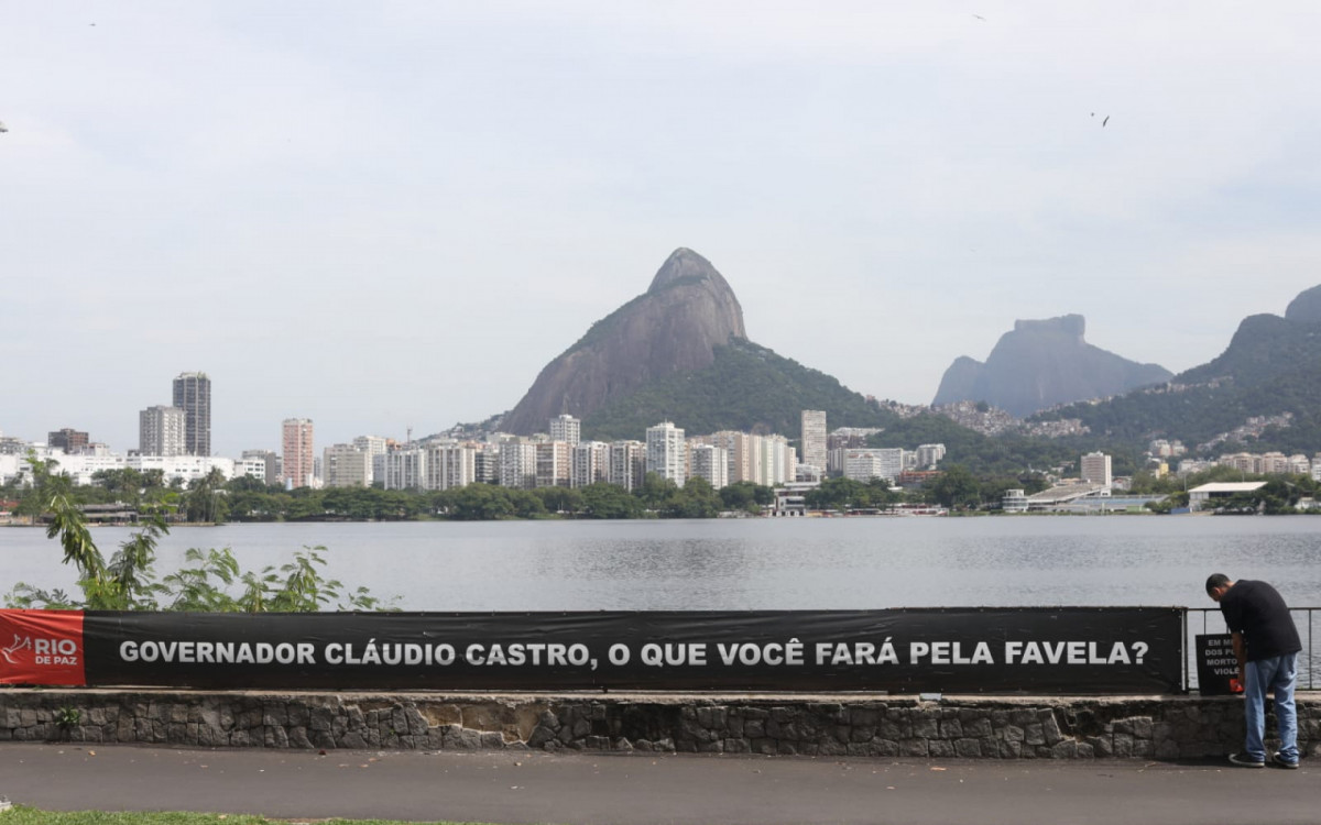 Faixa colocada pela ONG Rio de Paz na Lagoa Rodrigo de Freitas