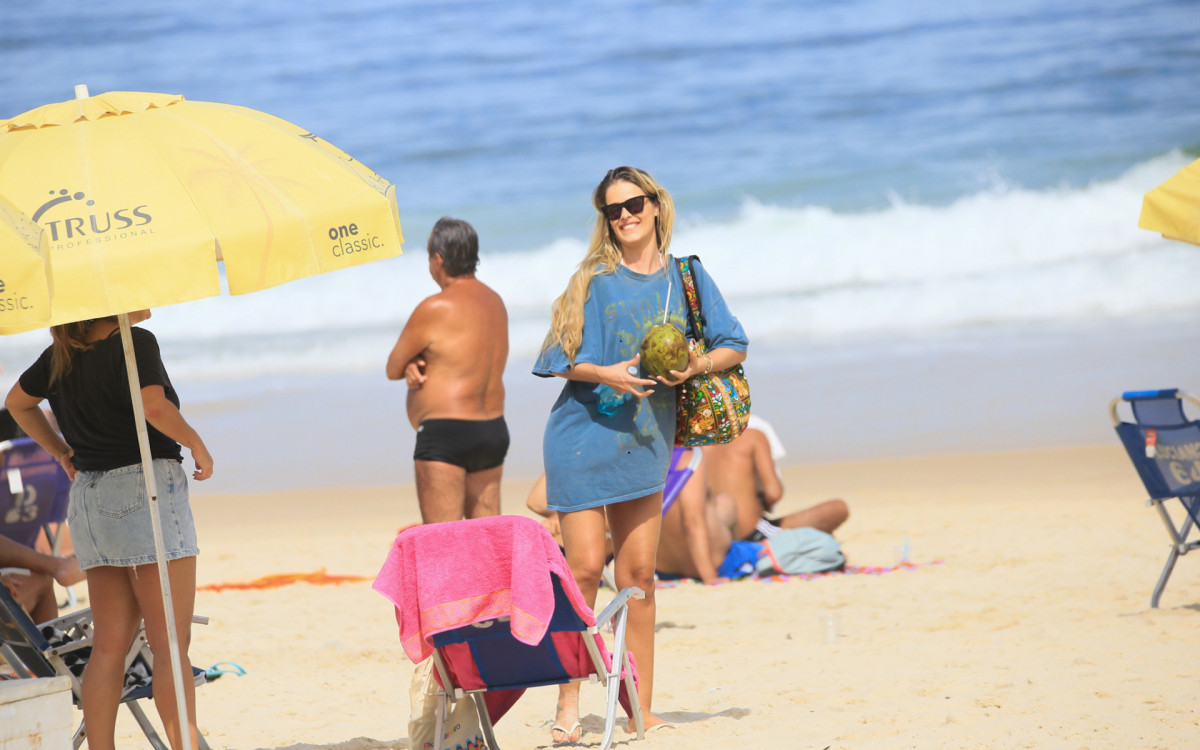 Yasmin Brunet curte dia de praia na Zona Sul do Rio