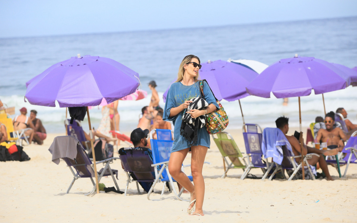 Yasmin Brunet curte dia de praia na Zona Sul do Rio