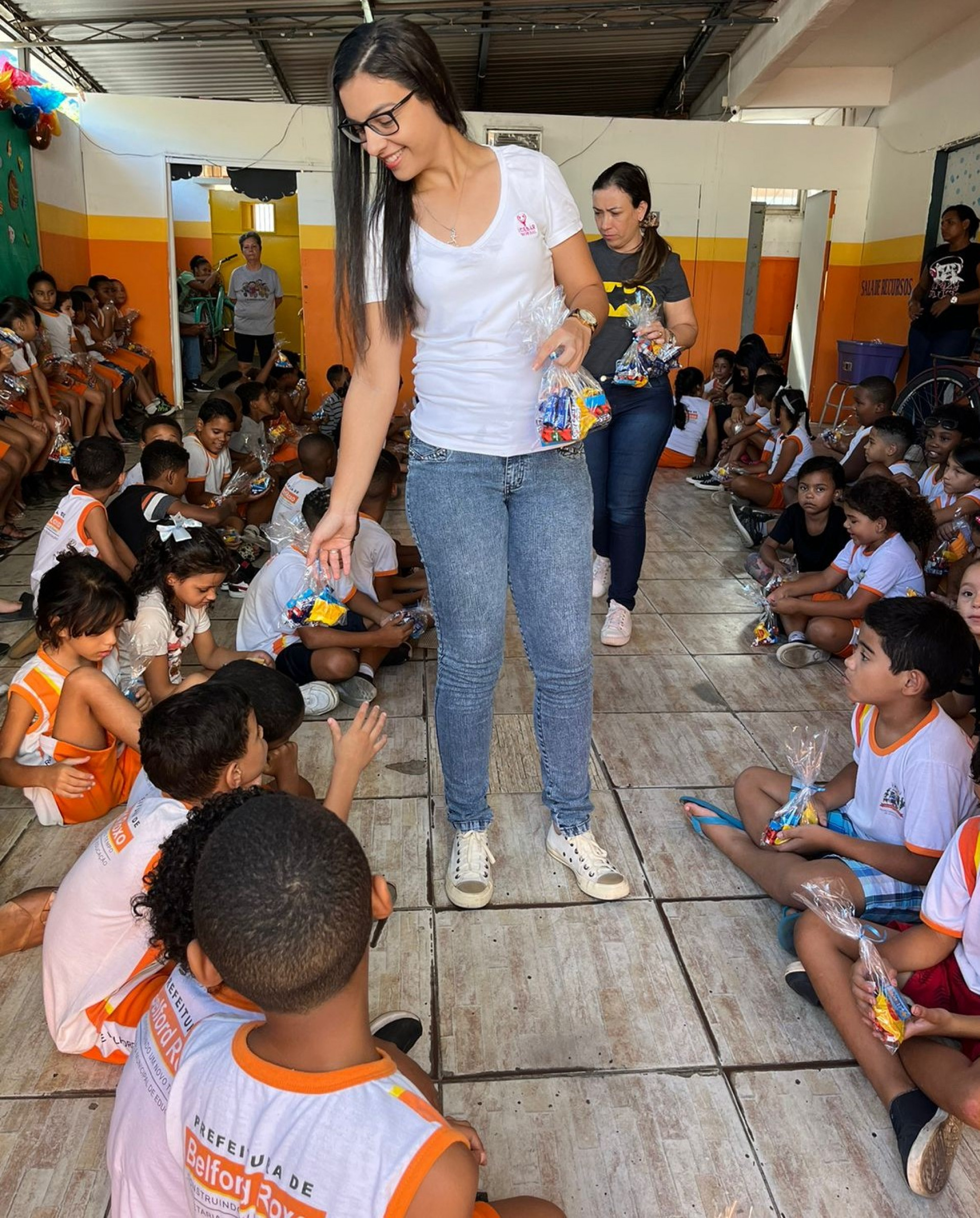 A professora Luciana Mafra recolheu doações com amigos e conseguiu uma boa quantidade de chocolate para distribuir - Divulgação