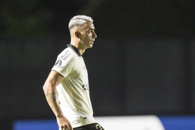 Puma Rodríguez, do Vasco, comemora ter sido eleito o melhor lateral-direito do Carioca