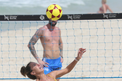 De biquíni, Bárbara Coelho treina futevôlei em praia do Rio