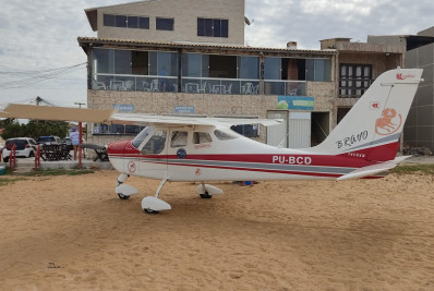 Avião de pequeno porte faz pouso de emergência em praia de Tamoios, no segundo distrito de Cabo Frio