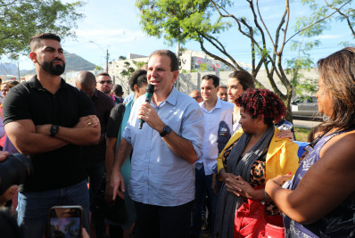 Na Gardênia Azul, Eduardo Paes descerra a placa e entrega climão