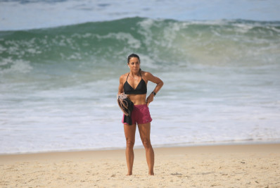 Apresentadora Mônica Teixeira aproveita praia no Leblon