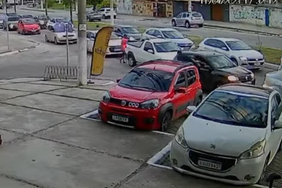 Criminoso arranca celular da mão de vítima dentro do carro, em Cabo Frio