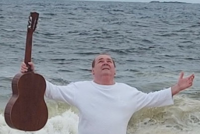 Compositor gonçalense sobe ao palco do Teatro Carequinha