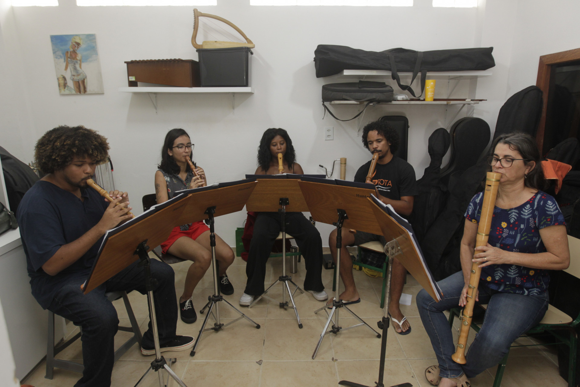 Som Doce da Grota durante ensaio no Espaço Cultural da Grota, em Niterói. A partir da esquerda: Carlos Rodrigues, Mylena Fernandes, Camilli Dias, Fernando Brasil e a professora Lenora Mendes - Reginaldo Pimenta / Agencia O Dia