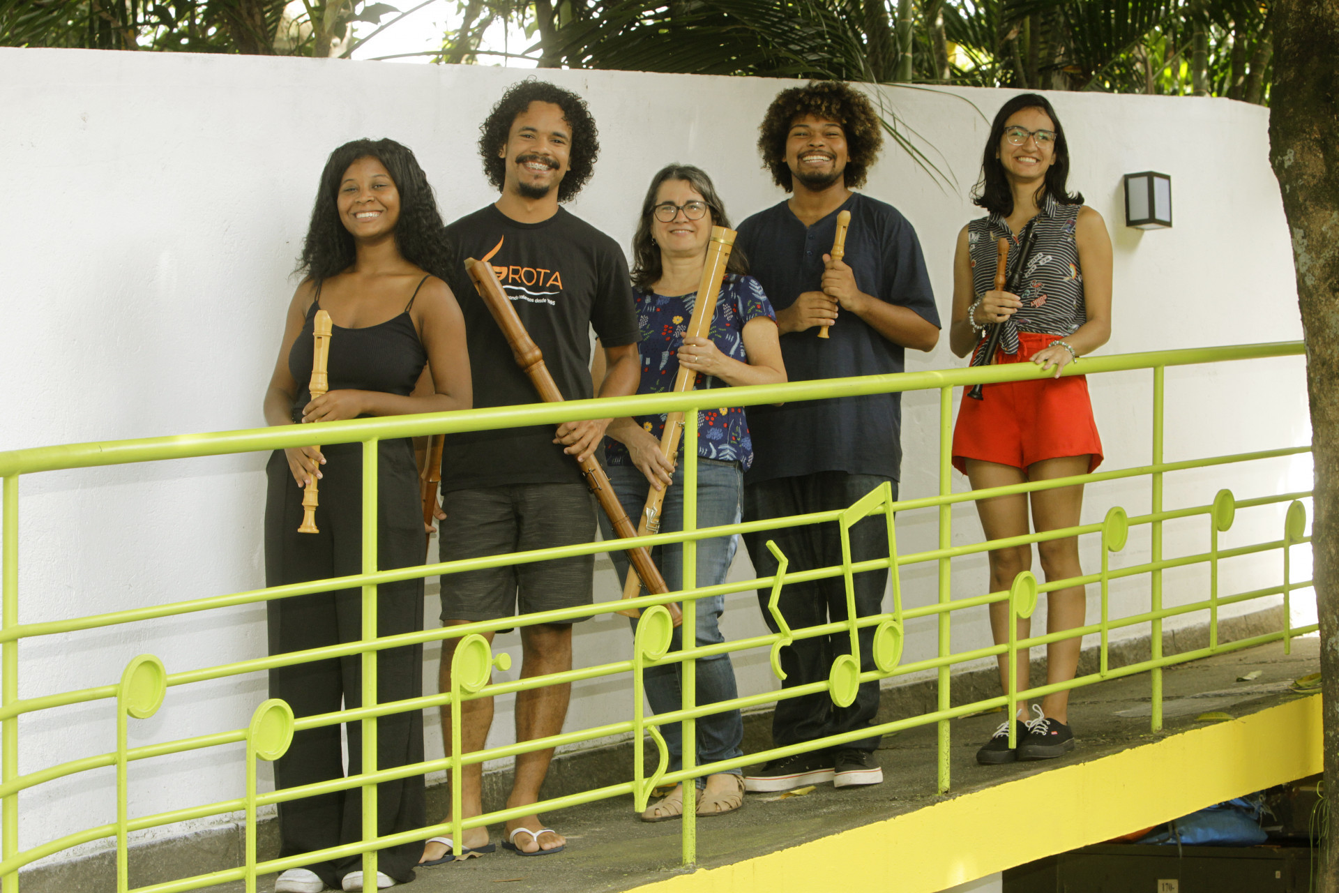 Alguns dos integrantes do grupo Som Doce da Grota posam na sede do Espaço Cultural da Grota. A partir da esquerda: Camilli Dias, Fernando Brasil, a professora Lenora Mendes, Carlos Rodrigues e Mylena Fernandes - Reginaldo Pimenta / Agencia O Dia