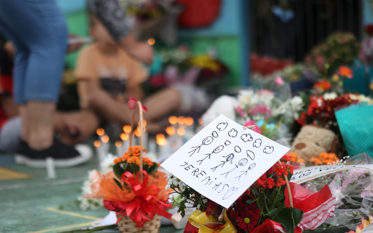 Homenagem na porta da creche Cantinho Bom Pastor, onde quatro crianças foram mortas em ataque no dia 5