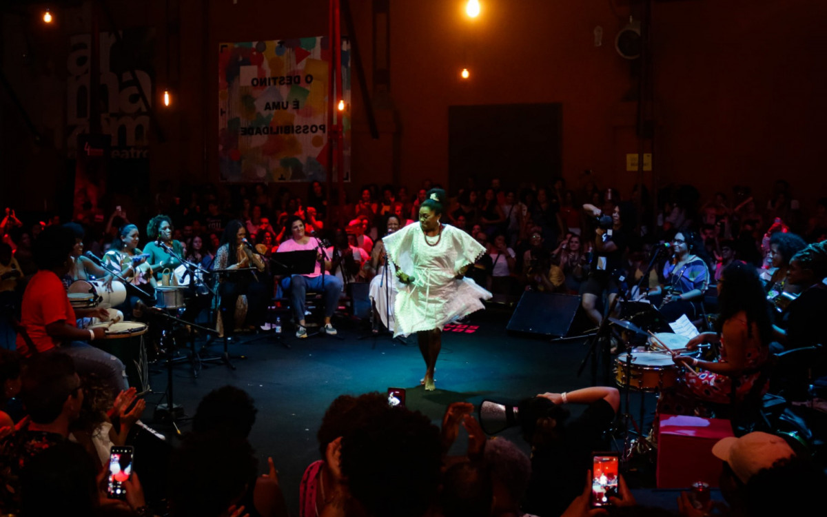 Apresenta&ccedil;&atilde;o de Gl&oacute;ria Bonfim