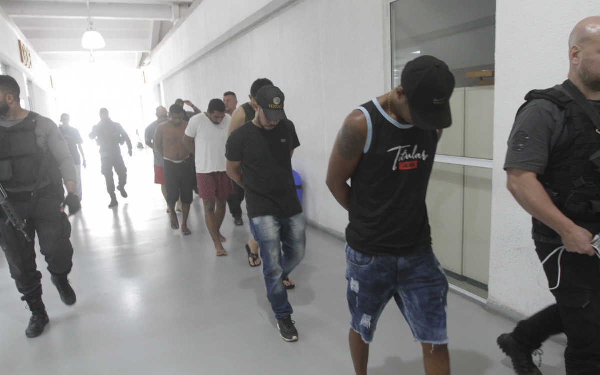 Opera&ccedil;&atilde;o torniquete da Pol&iacute;cia Civil. Na foto, presos na opera&ccedil;&atilde;o chegando na Cidpol.