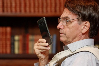 Bolsonaro teria telefonado para servidor para debater joias, diz PF