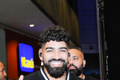 Dilsinho faz show surpresa em shopping de São Paulo