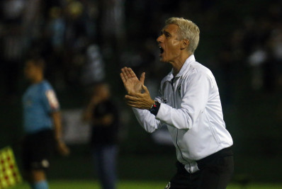 Luís Castro destaca série invicta e aponta 'bom caminho' do Botafogo em 2023