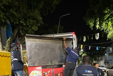 Prefeitura remove estruturas irregulares e apreende produtos comercializados no Calçadão de Bangu
