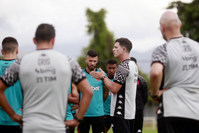 Barbieri busca Vasco competitivo no Brasileirão: 'Precisamos ter os pés no chão'