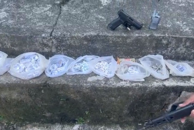 PM prende suspeito com pistola e drogas em Belford Roxo