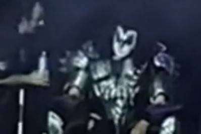 Gene Simmons, baixista do Kiss, tranquiliza fãs após passar mal durante show em Manaus
