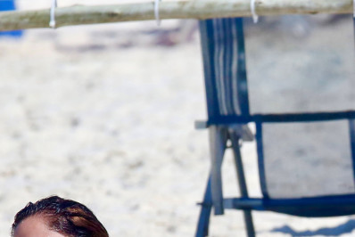 Mulher Melão curte praia com biquíni fio-dental e de topless